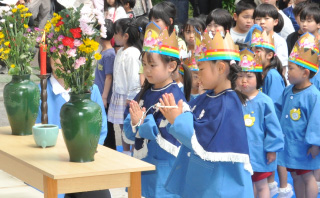 「ほとけさまをおがむ子」